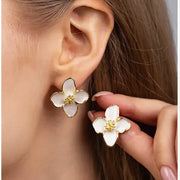 Boucles d’oreilles fleur dorée nacrée – Élégance intemporelle