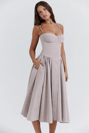 Robe midi sans manches avec coupe corset - Coupe attractive