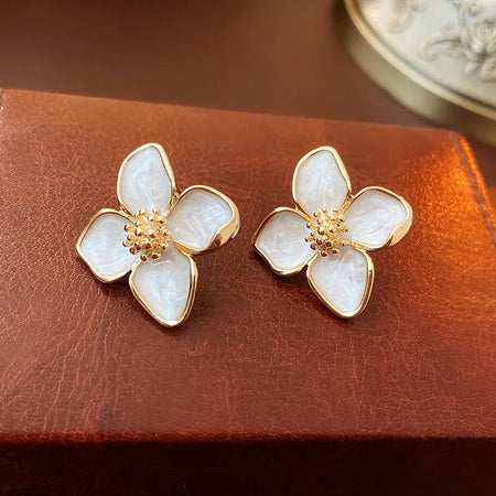 Boucles d’oreilles fleur dorée nacrée – Élégance intemporelle