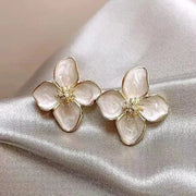 Boucles d’oreilles fleur dorée nacrée – Élégance intemporelle